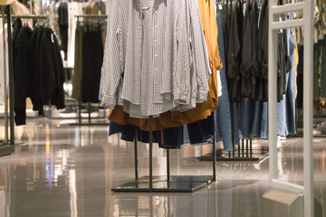 广州时尚女装尾货市场如何批发_女装品牌尾货批发哪里便宜