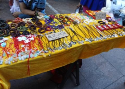 地摊一年四季可卖产品都有啥？不用担心过季的摆地摊商品_服装尾货在哪里批发