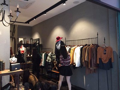 服装工厂的尾货批发市场拿货技巧_服装尾货在哪里批发