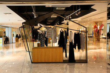 在网上批发服装尾货有哪些注意事项_尾货服装批发市场哪里有