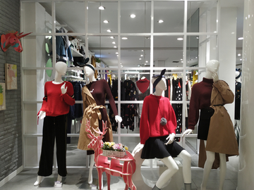 如何开一家品牌尾货折扣女装店？_服装尾货在哪里批发