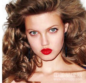 Lindsey Wixson 演绎 YSL 彩妆广告大片