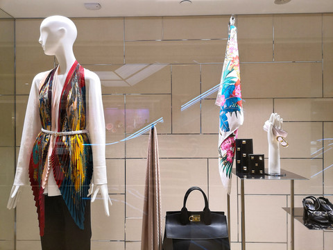 抚顺服装尾货批发市场有哪些拿货技巧_女装品牌尾货批发哪里便宜