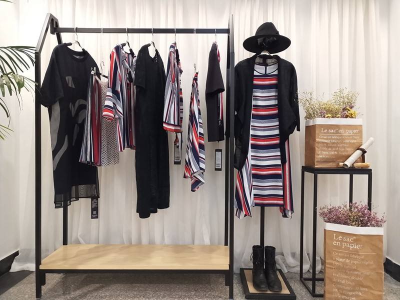 摆地摊卖衣服怎么样_尾货库存批发市场在哪里