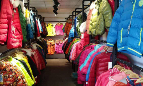 乡镇卖尾货衣服挣钱吗？在乡镇摆摊卖尾货衣服怎么样_女装品牌尾货批发哪里便宜