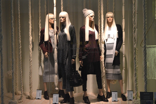 女装尾货新手第一次女装进货拿多少比较合适？_尾货库存批发市场在哪里