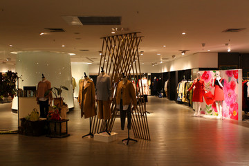 广州品牌折扣女装尾货批发拿货经验分享_尾货服装批发市场哪里有