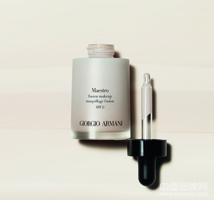 全新Giorgio Armani「极缎丝柔粉底精髓」