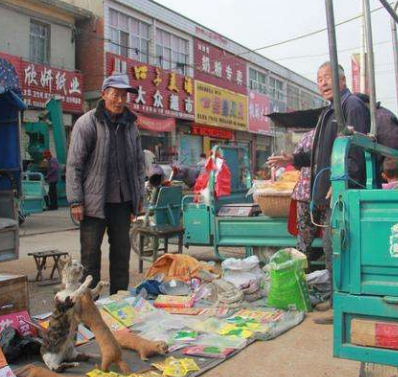 在农村摆地摊卖什么能吸引中老年人_女装品牌尾货批发哪里便宜