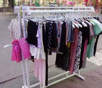 摆地摊卖衣服怎么样？摆地摊卖衣服如何起步_女装品牌尾货批发哪里便宜