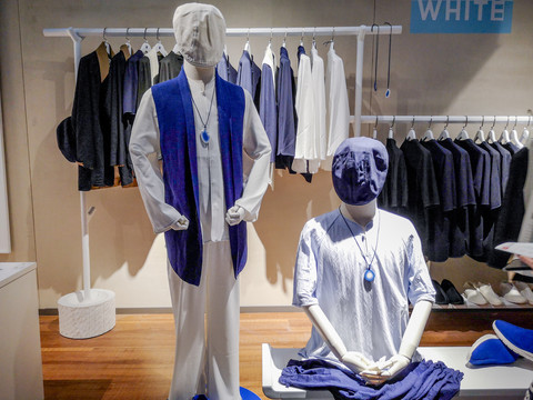 去广东品牌服装尾货批发市场进货准则_服装尾货在哪里批发