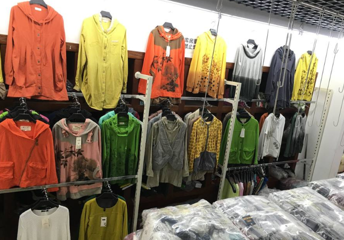哪里可以找到一手品牌服装尾货批发_尾货服装批发市场哪里有