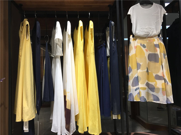 上海出名品牌尘色又到新货了2021年专柜夏装_折扣女装有哪些能加盟