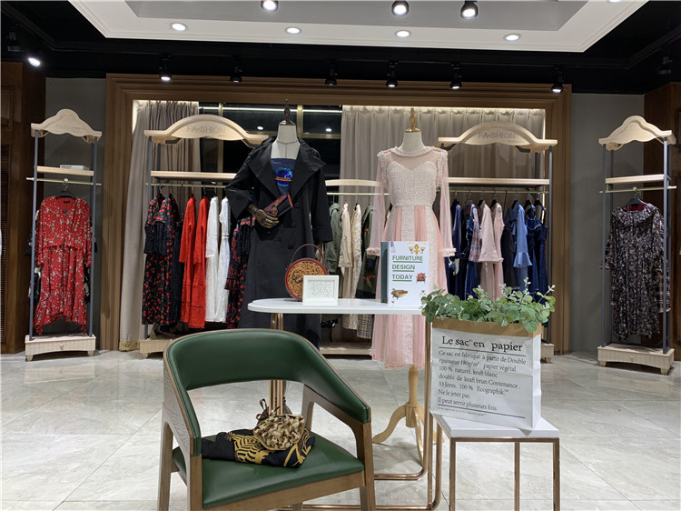 服装饰界，瘦腰显高搭配的秘诀！_免费铺货女装折扣店加盟