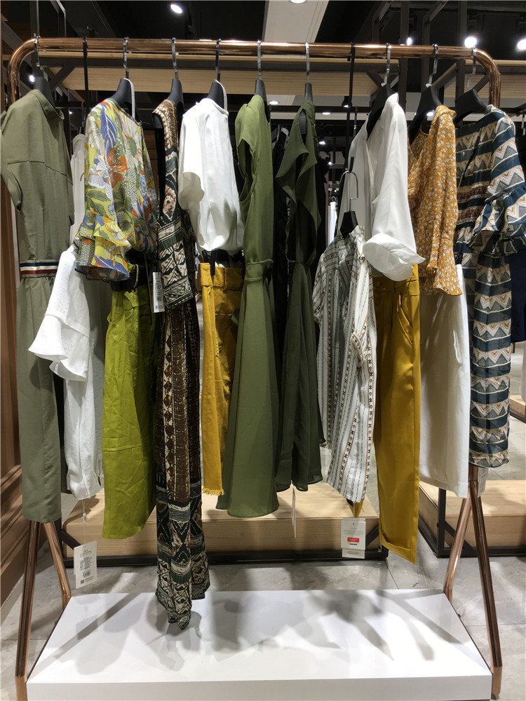 品牌专柜正品2021春夏装星期天折扣尾单货_免费铺货女装折扣店加盟