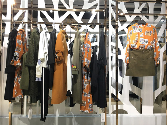 2021年伊袖女装品牌折扣春季连衣裙清仓特价_品牌折扣女装哪有可以加盟