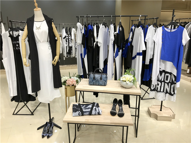 上海高端时尚品牌专柜服装黑白系列高端连衣裙_免费铺货女装折扣店加盟