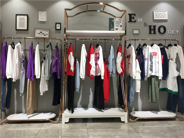 2021年新款市场品牌折扣女装卫衣连帽折扣店_品牌女装加盟免费铺货