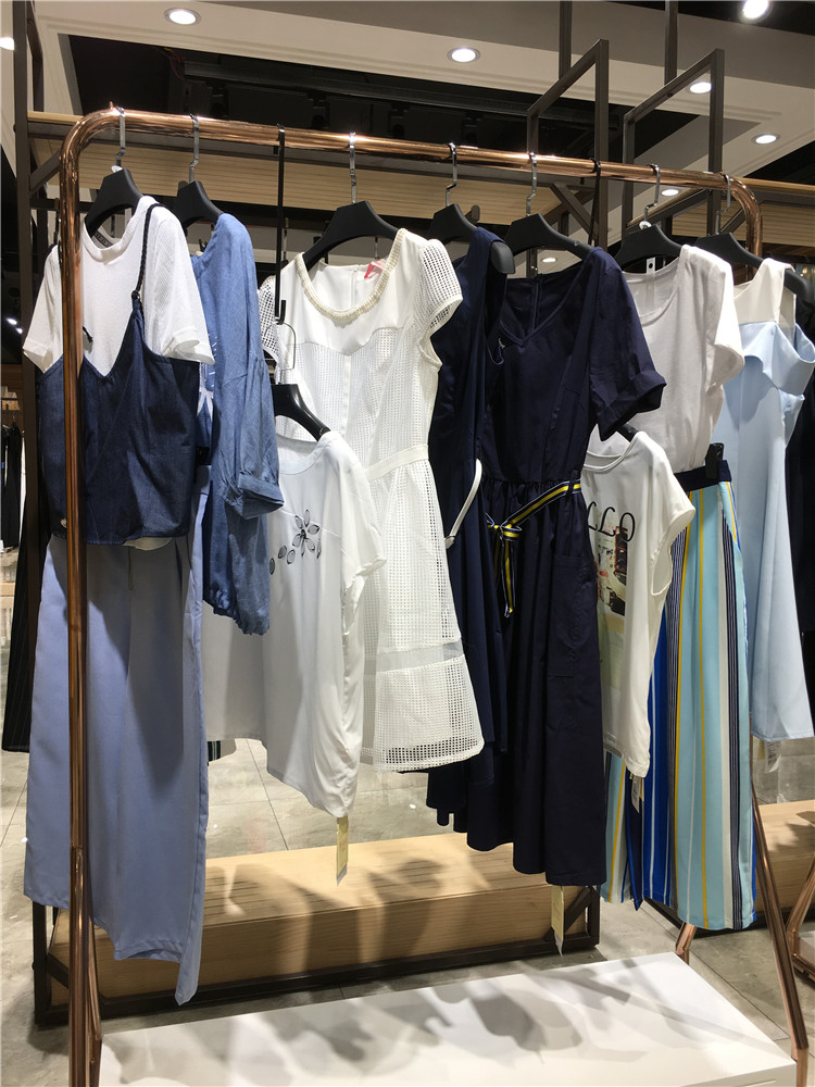 女装店时尚亮丽装艾莲达品牌女装折扣店_品牌女装加盟免费铺货