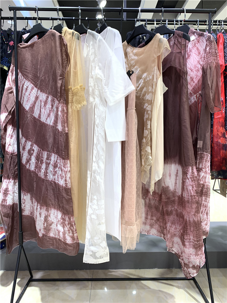 高端品牌折扣女装尾货批发合一时尚国际女装库_女装品牌折扣尾货进货渠道