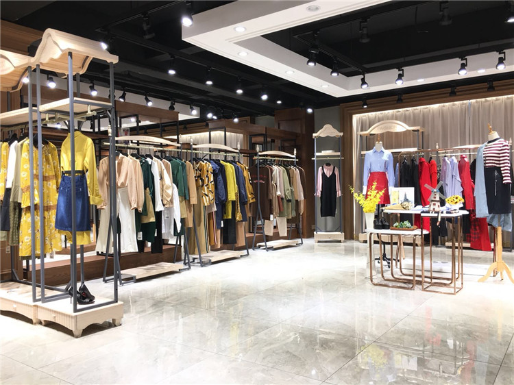 微胖女孩穿衣搭配技巧！_免费铺货女装折扣店加盟