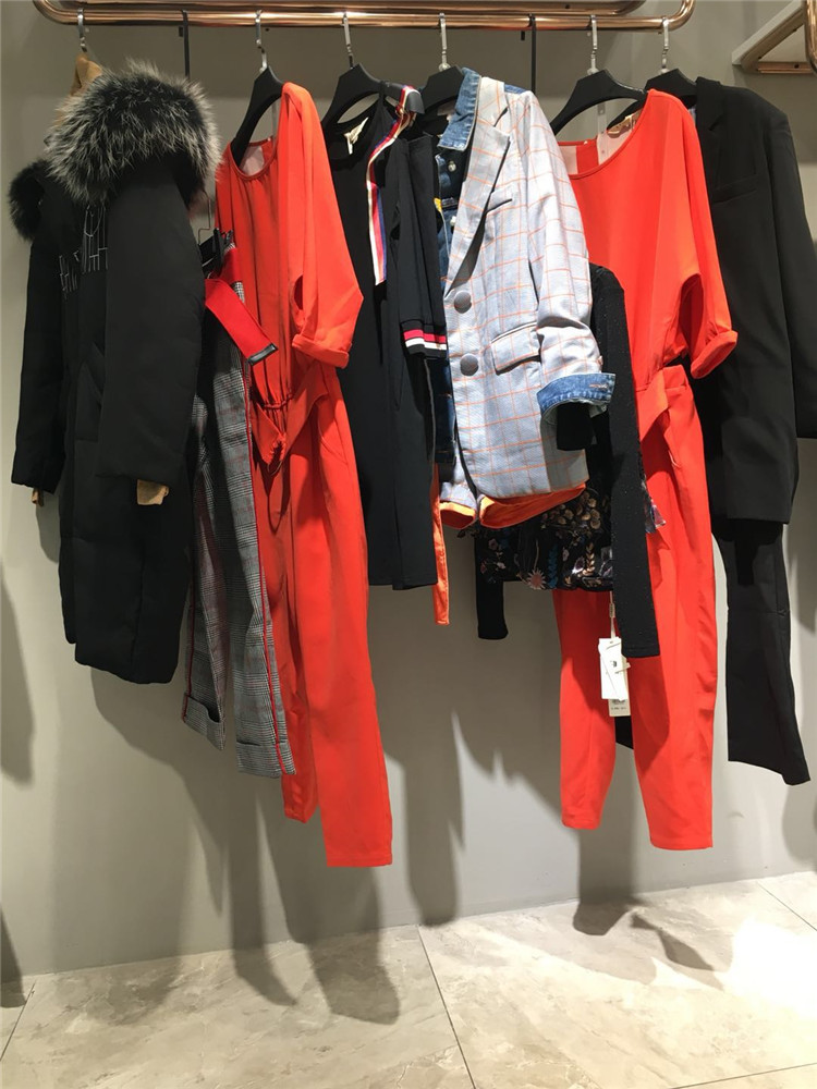 广东品牌女装折扣法尔莎连衣裙库存货源批发_品牌折扣店怎样进货