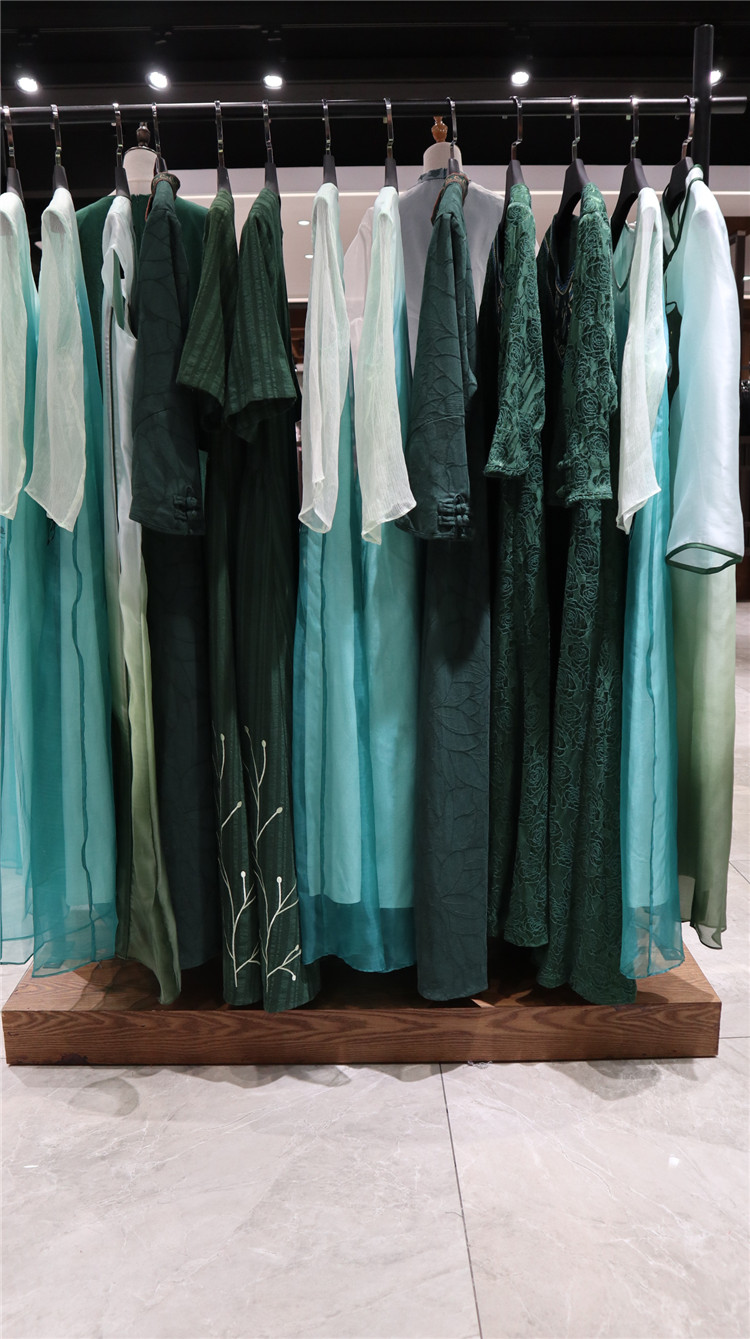 2021年夏季新款高档真丝绣花连衣裙 桑蚕丝宽松中_品牌折扣店女装加盟哪家好