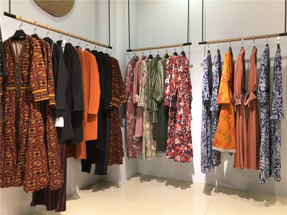 伊为丝品牌专柜正品欧版大版女秋装连衣裙走份_想开品牌女装折扣店