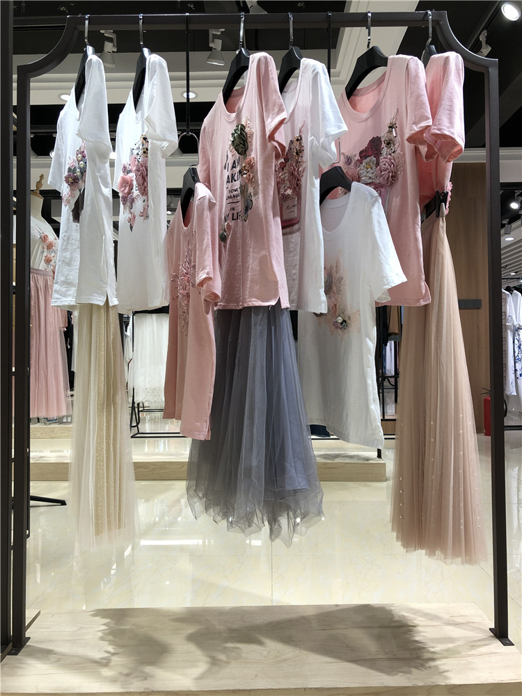 今日推荐2021抖音夏季重工女棉t恤品牌女装折扣品_品牌折扣店女装加盟哪家好