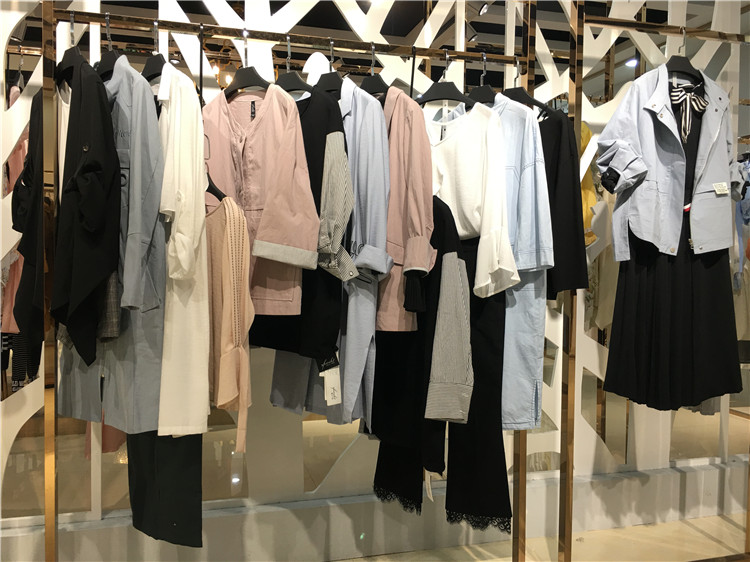 供应杭州十大品牌女装朝花夕拾17春夏装走份批发_品牌折扣女装一手货源批发