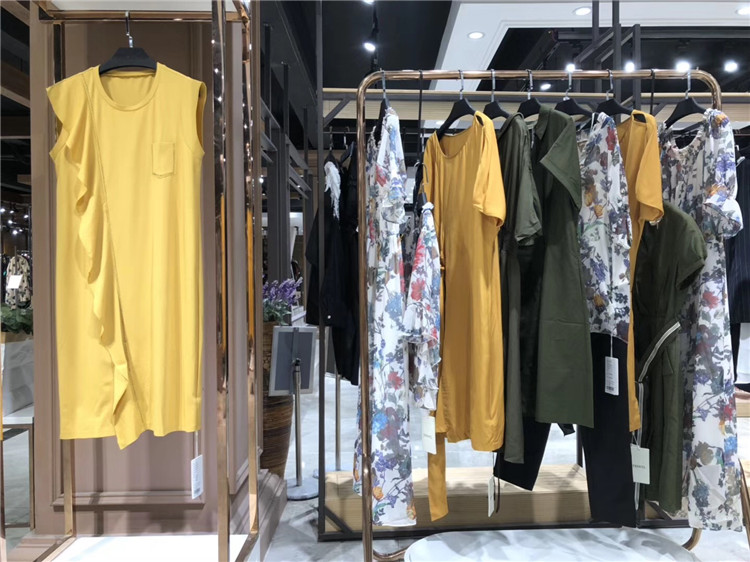 羽纱国际21年春装品牌折扣女装直播货源特卖场进_想开品牌女装折扣店