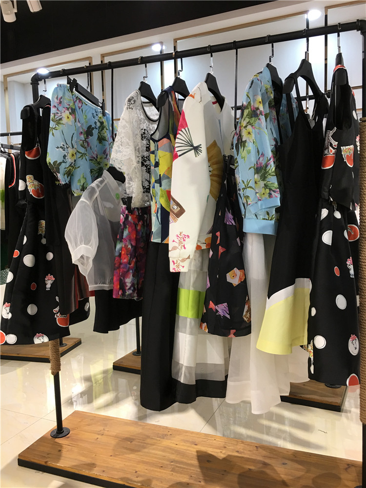 梅雨季节衣服发霉多，怎么清洗和预防!_女装品牌折扣店进货渠道