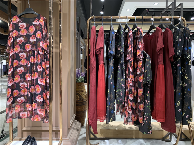 深圳特瑞雅2021夏装高端真丝大码纯连衣裙走份货_想开品牌女装折扣店