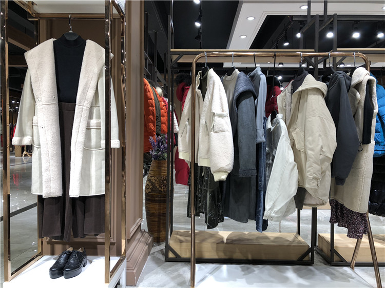 广州一线大牌简欧风格sun秋冬女装批发货源_想开品牌女装折扣店