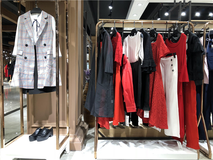 杭州品牌女装欧伊芮诗秋冬时尚休闲风折扣货源_品牌折扣店进货渠道