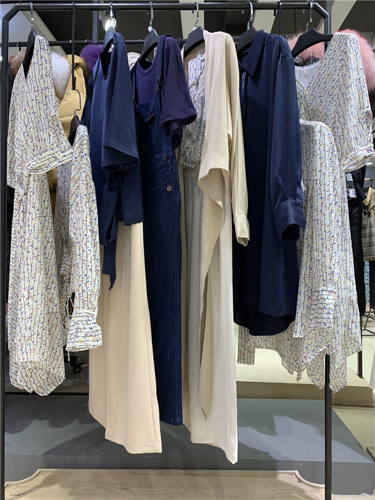 上海品牌昆诗兰正品折扣女装直播货源走份批发_品牌折扣女装批发货源哪家好