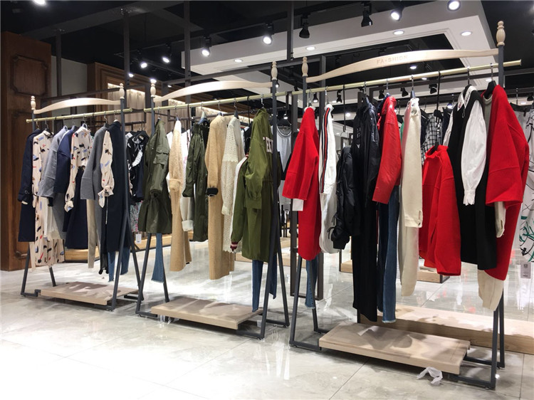 深圳名牌折扣女装珞炫原单尾货进货渠道_品牌女装加盟免费铺货