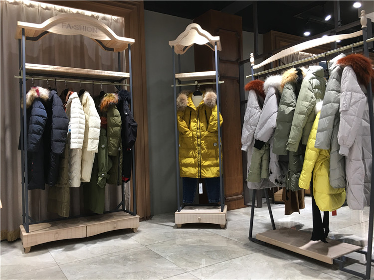 衣着搭配三层境界!_免费铺货女装折扣店加盟