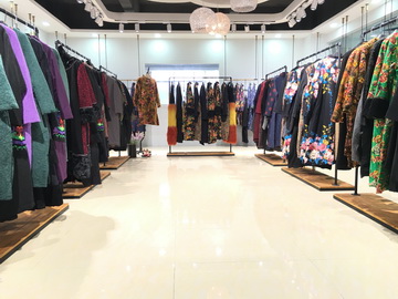 精品复古名族风品牌女装折扣批发_想开品牌女装折扣店