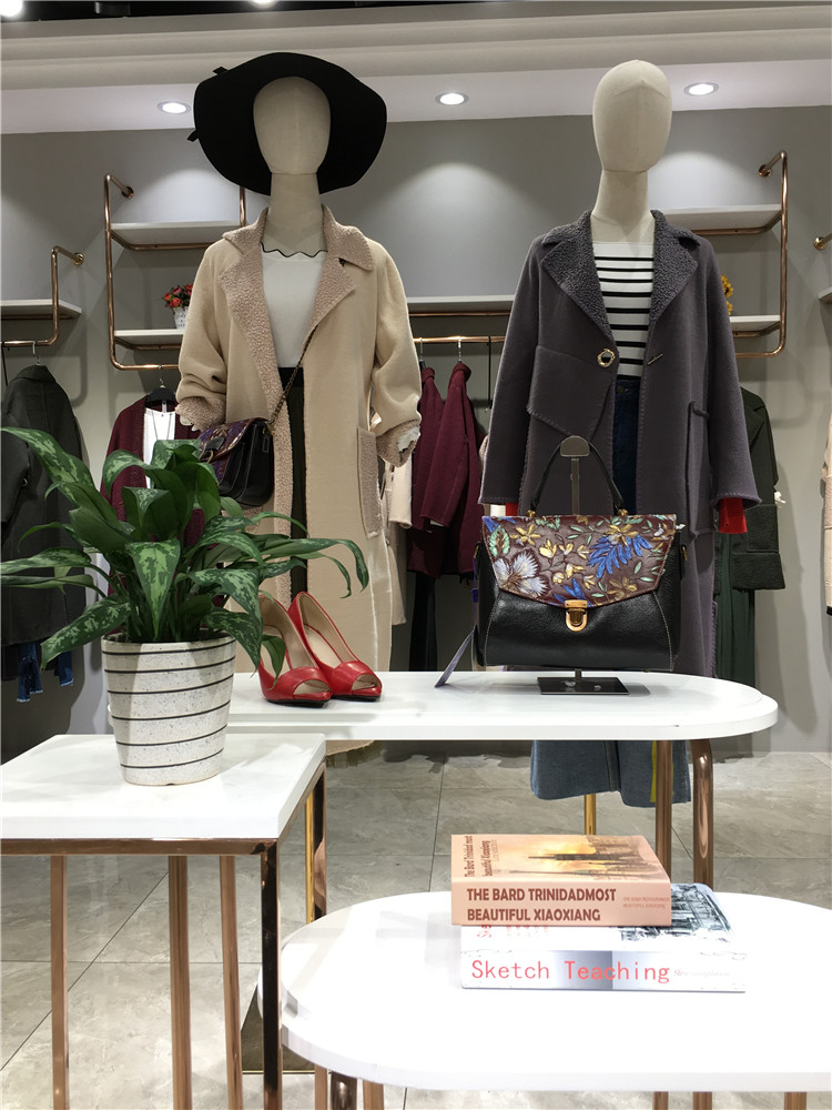 杭州时尚女装纯冬装铂金绒大衣工厂直销库存批_高端品牌折扣女装加盟