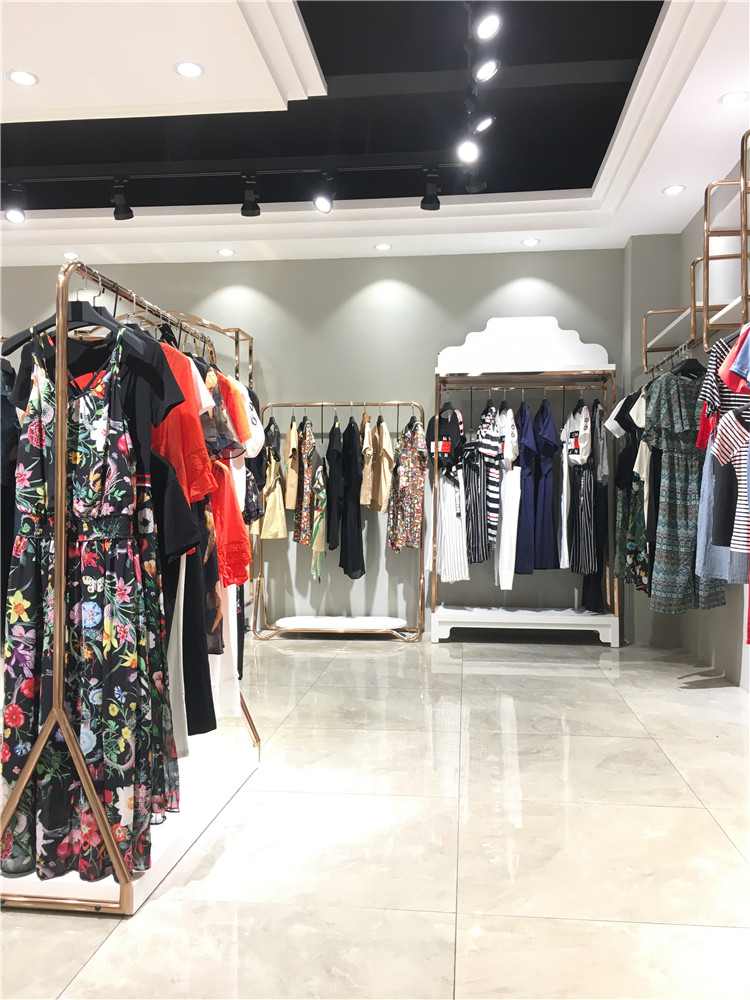 新款潮牌夏装组合包布卡女装17夏品牌折扣_品牌折扣店怎样进货