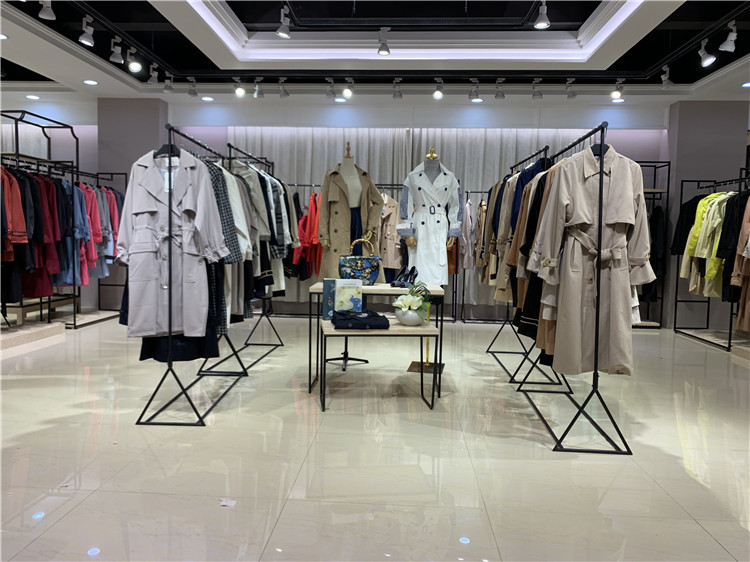 杭州服装批发2021秋冬宇鑫中长款风衣外套品牌时_折扣女装有哪些能加盟