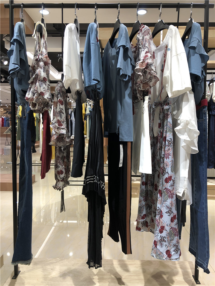 2021年时尚女夏装杭州知名品牌迪卡轩高端女装折_品牌女装加盟免费铺货