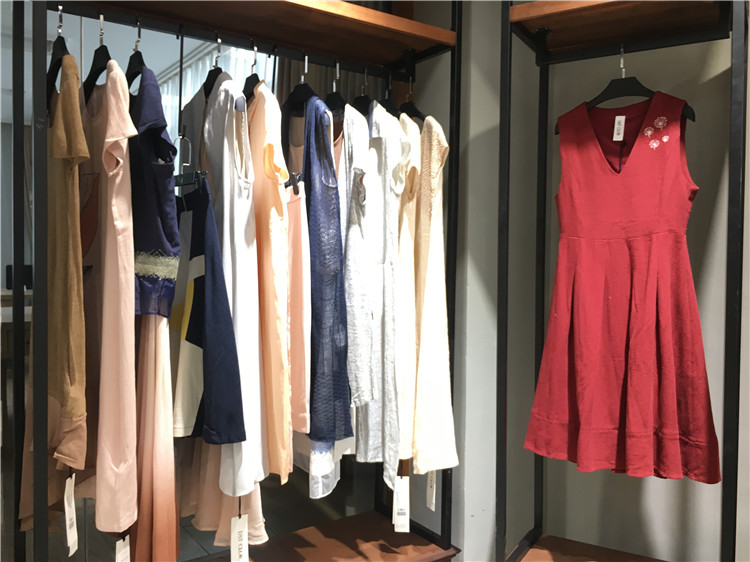 护衣常识：羊绒衫怎么洗!_女装品牌折扣尾货进货渠道