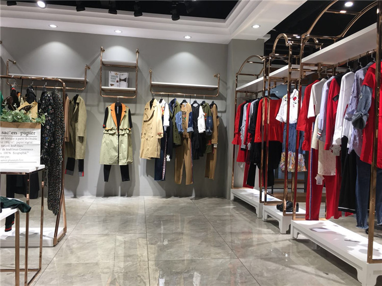 女装品牌对店铺装修的建议！_品牌女装折扣店一折货源