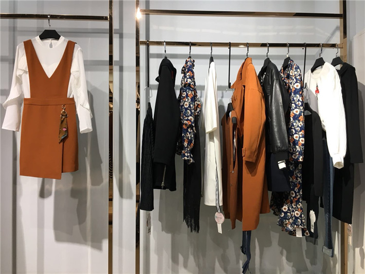 东莞玛斯荻娃品牌折扣女装批发走份_高端品牌折扣女装加盟