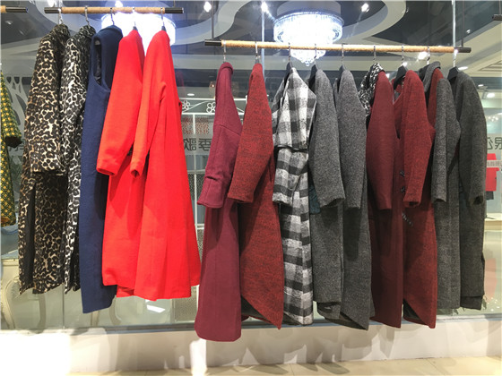 金兆成冬季新款V领千鸟格加长款大摆毛呢外套特_杭州女装免费铺货加盟