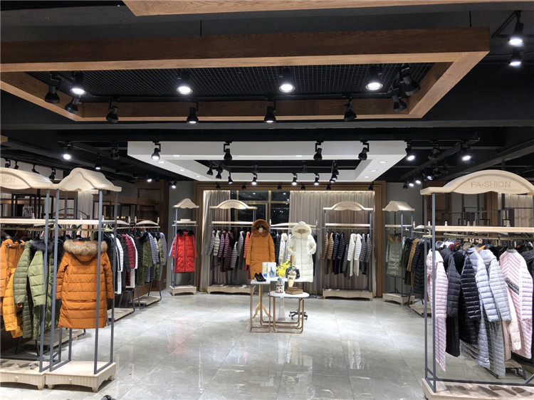 杭州专业羽绒服爱美斯女装折扣货源批发_品牌折扣女装货源批发