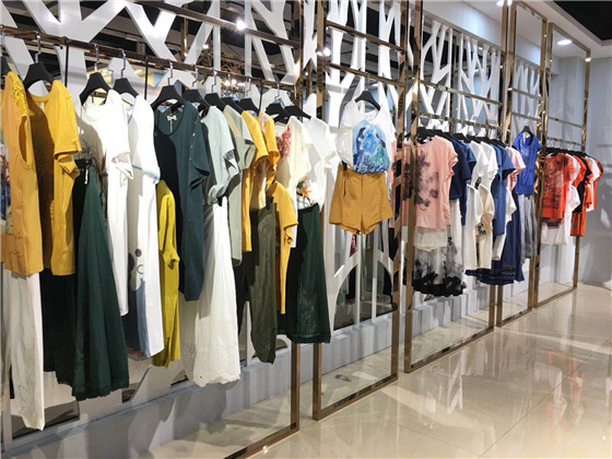 广州一线品牌衣之庄园2021年季宽松大码妈妈装走_各种品牌女装折扣货源