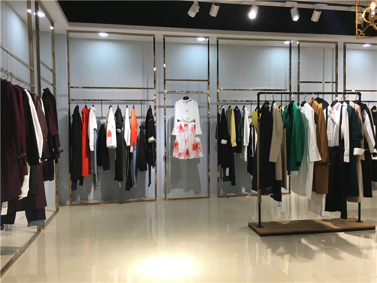 杭州田园休闲春秋装山水雨稞品牌折扣女装批发_免费铺货女装折扣店加盟